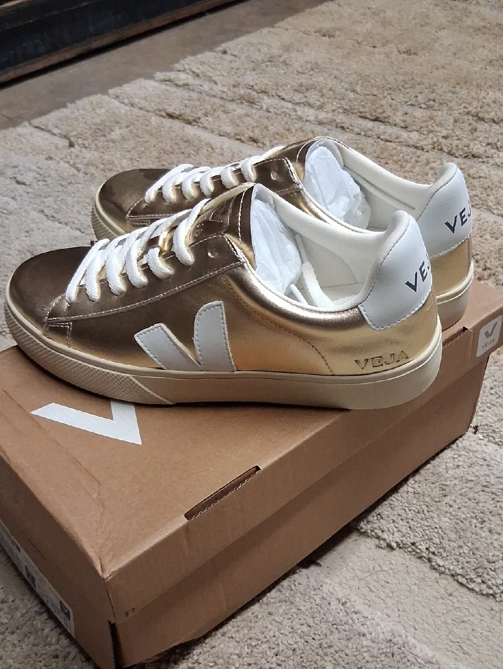 NWT Veja CAMPO LEATHER PLATINE PIERRE White & Gold Shoes - Picture 5 of 8